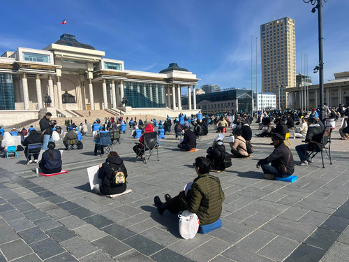Эрүүл мэндийн салбарын эмч,ажилтнууд 21 аймаг, 9 дүүргээс ирж төв талбай дээр жагсаж байна